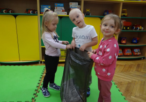 Dzieci z Poszukiwaczy z workiem uzbieranych śmieci
